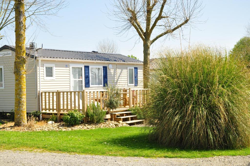 Camping Saint Michel Courtils الغرفة الصورة